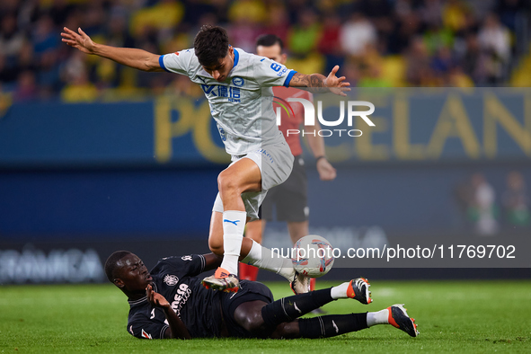 Carlos Martin of Deportivo Alaves competes for the ball with Gueye of Villarreal CF during the LaLiga EA Sports match between Villarreal CF...