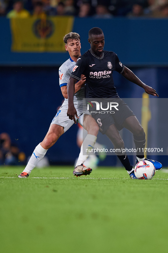 Pepe of Villarreal CF competes for the ball with Antonio Blanco of Deportivo Alaves during the LaLiga EA Sports match between Villarreal CF...