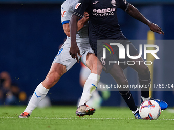 Pepe of Villarreal CF competes for the ball with Antonio Blanco of Deportivo Alaves during the LaLiga EA Sports match between Villarreal CF...