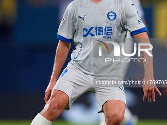 Antonio Blanco of Deportivo Alaves is in action during the LaLiga EA Sports match between Villarreal CF and Deportivo Alaves at Estadio de l...