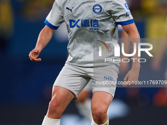 Antonio Blanco of Deportivo Alaves is in action during the LaLiga EA Sports match between Villarreal CF and Deportivo Alaves at Estadio de l...