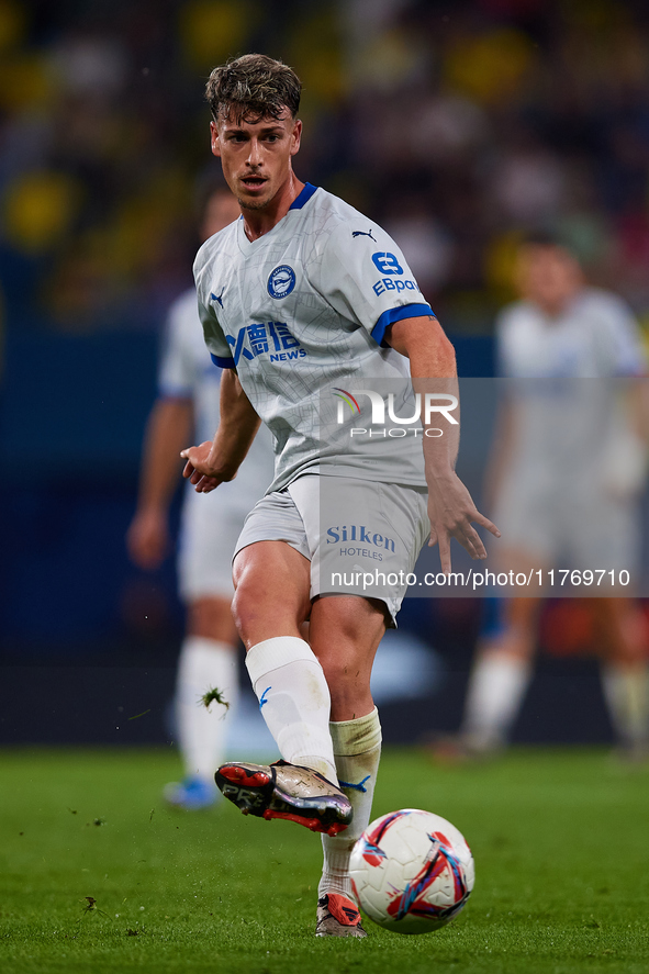 Antonio Blanco of Deportivo Alaves is in action during the LaLiga EA Sports match between Villarreal CF and Deportivo Alaves at Estadio de l...