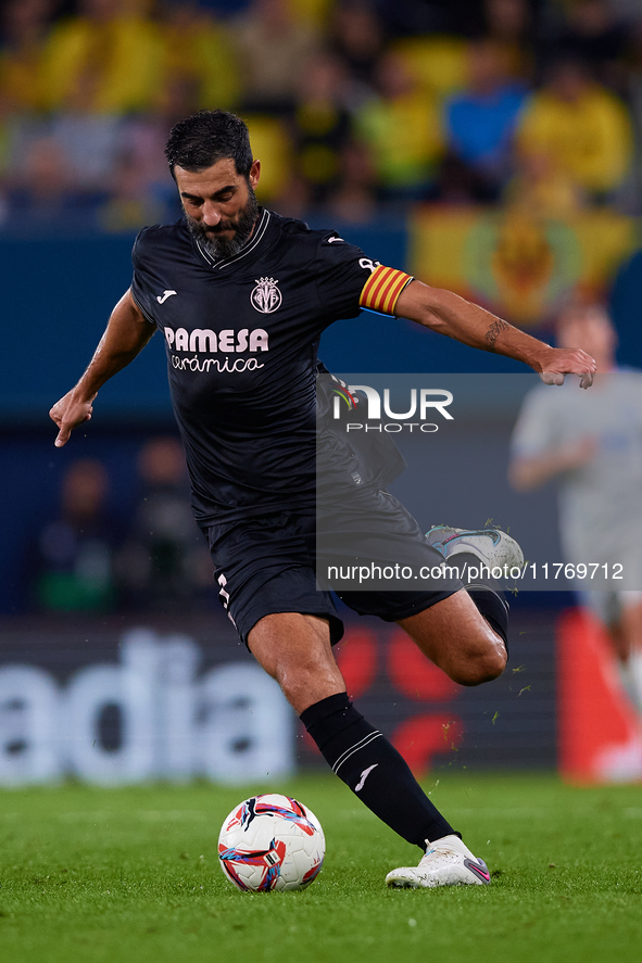 Raul Albiol of Villarreal CF is in action during the LaLiga EA Sports match between Villarreal CF and Deportivo Alaves at Estadio de la Cera...