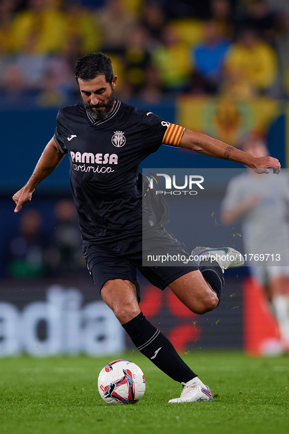 Raul Albiol of Villarreal CF is in action during the LaLiga EA Sports match between Villarreal CF and Deportivo Alaves at Estadio de la Cera...