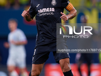 Raul Albiol of Villarreal CF is in action during the LaLiga EA Sports match between Villarreal CF and Deportivo Alaves at Estadio de la Cera...