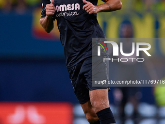 Raul Albiol of Villarreal CF is in action during the LaLiga EA Sports match between Villarreal CF and Deportivo Alaves at Estadio de la Cera...