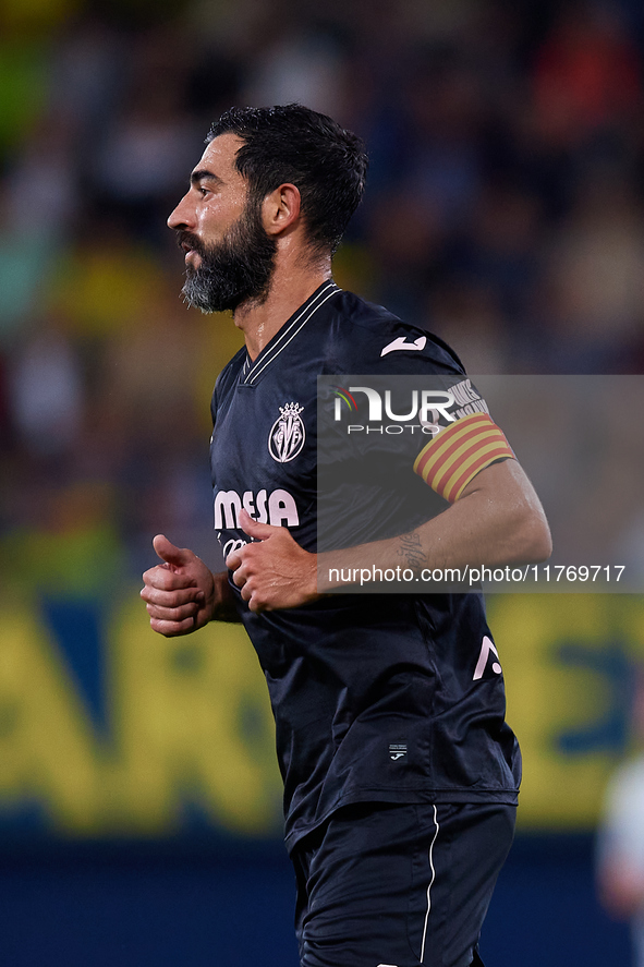 Raul Albiol of Villarreal CF is in action during the LaLiga EA Sports match between Villarreal CF and Deportivo Alaves at Estadio de la Cera...