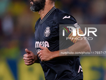 Raul Albiol of Villarreal CF is in action during the LaLiga EA Sports match between Villarreal CF and Deportivo Alaves at Estadio de la Cera...