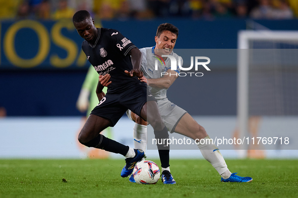 Pepe (L) of Villarreal CF competes for the ball with Ander Guevara of Deportivo Alaves during the LaLiga EA Sports match between Villarreal...