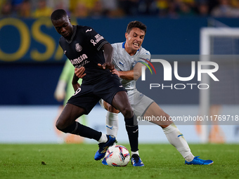 Pepe (L) of Villarreal CF competes for the ball with Ander Guevara of Deportivo Alaves during the LaLiga EA Sports match between Villarreal...