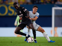 Pepe (L) of Villarreal CF competes for the ball with Ander Guevara of Deportivo Alaves during the LaLiga EA Sports match between Villarreal...