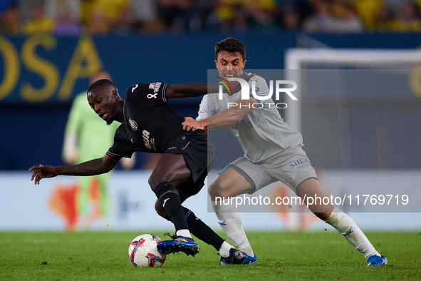 Pepe (L) of Villarreal CF competes for the ball with Ander Guevara of Deportivo Alaves during the LaLiga EA Sports match between Villarreal...