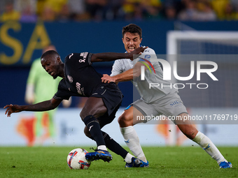 Pepe (L) of Villarreal CF competes for the ball with Ander Guevara of Deportivo Alaves during the LaLiga EA Sports match between Villarreal...