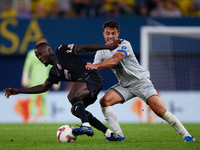 Pepe (L) of Villarreal CF competes for the ball with Ander Guevara of Deportivo Alaves during the LaLiga EA Sports match between Villarreal...