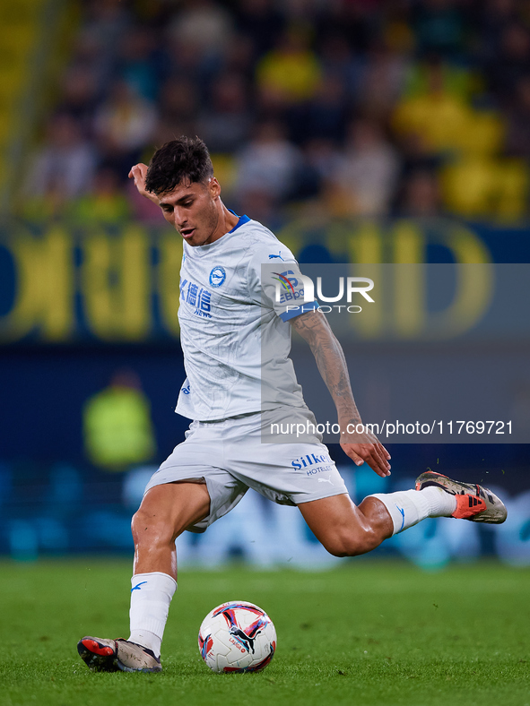 Carlos Martin of Deportivo Alaves plays during the LaLiga EA Sports match between Villarreal CF and Deportivo Alaves at Estadio de la Cerami...