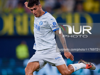 Carlos Martin of Deportivo Alaves plays during the LaLiga EA Sports match between Villarreal CF and Deportivo Alaves at Estadio de la Cerami...