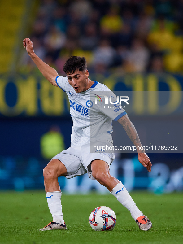 Carlos Martin of Deportivo Alaves plays during the LaLiga EA Sports match between Villarreal CF and Deportivo Alaves at Estadio de la Cerami...