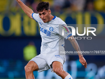 Carlos Martin of Deportivo Alaves plays during the LaLiga EA Sports match between Villarreal CF and Deportivo Alaves at Estadio de la Cerami...