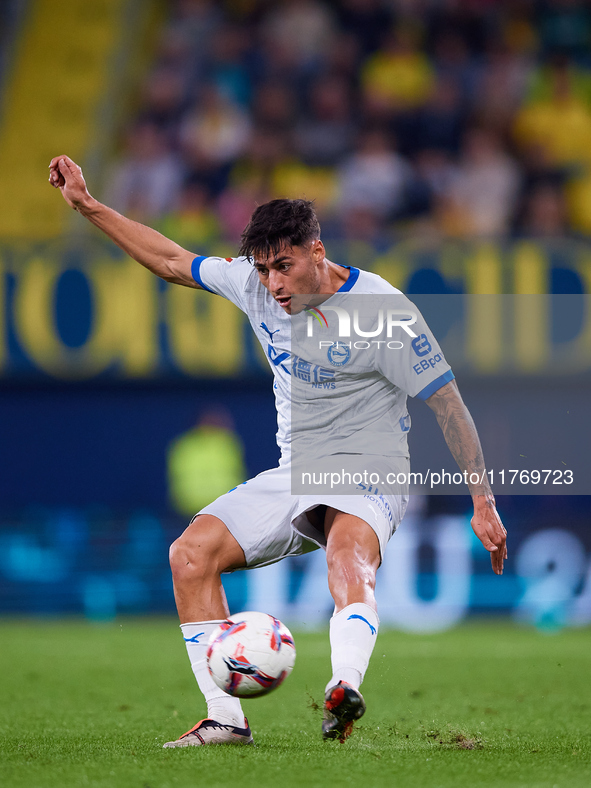 Carlos Martin of Deportivo Alaves plays during the LaLiga EA Sports match between Villarreal CF and Deportivo Alaves at Estadio de la Cerami...