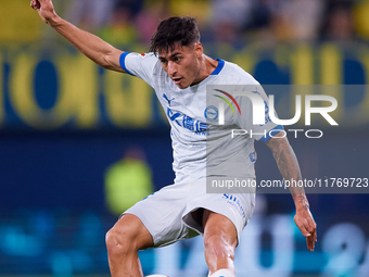 Carlos Martin of Deportivo Alaves plays during the LaLiga EA Sports match between Villarreal CF and Deportivo Alaves at Estadio de la Cerami...