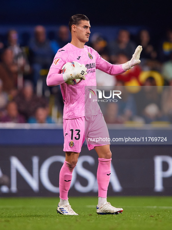 Diego Conde of Villarreal CF holds the ball during the LaLiga EA Sports match between Villarreal CF and Deportivo Alaves at Estadio de la Ce...