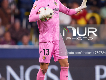 Diego Conde of Villarreal CF holds the ball during the LaLiga EA Sports match between Villarreal CF and Deportivo Alaves at Estadio de la Ce...