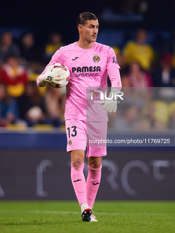 Diego Conde of Villarreal CF holds the ball during the LaLiga EA Sports match between Villarreal CF and Deportivo Alaves at Estadio de la Ce...