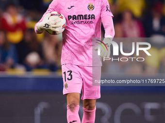 Diego Conde of Villarreal CF holds the ball during the LaLiga EA Sports match between Villarreal CF and Deportivo Alaves at Estadio de la Ce...