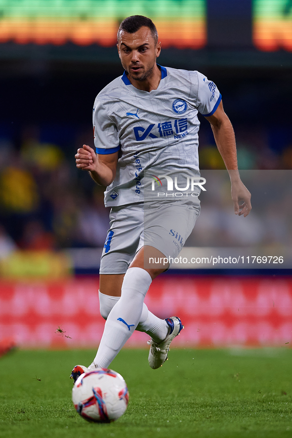 Joan Jordan of Deportivo Alaves plays during the LaLiga EA Sports match between Villarreal CF and Deportivo Alaves at Estadio de la Ceramica...