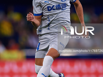 Joan Jordan of Deportivo Alaves plays during the LaLiga EA Sports match between Villarreal CF and Deportivo Alaves at Estadio de la Ceramica...