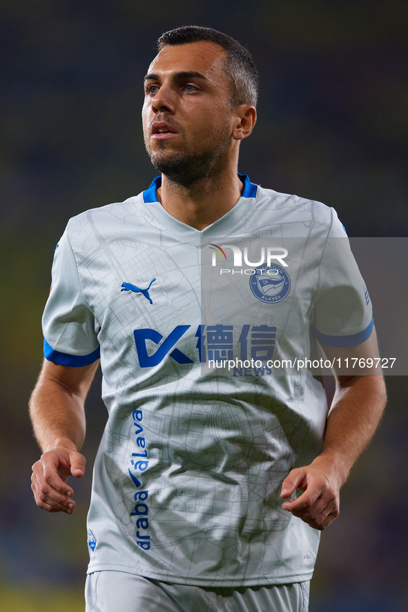 Joan Jordan of Deportivo Alaves looks on during the LaLiga EA Sports match between Villarreal CF and Deportivo Alaves at Estadio de la Ceram...