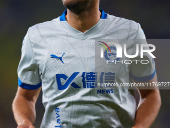 Joan Jordan of Deportivo Alaves looks on during the LaLiga EA Sports match between Villarreal CF and Deportivo Alaves at Estadio de la Ceram...