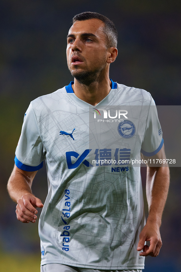 Joan Jordan of Deportivo Alaves looks on during the LaLiga EA Sports match between Villarreal CF and Deportivo Alaves at Estadio de la Ceram...