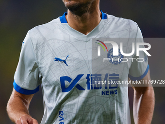 Joan Jordan of Deportivo Alaves looks on during the LaLiga EA Sports match between Villarreal CF and Deportivo Alaves at Estadio de la Ceram...