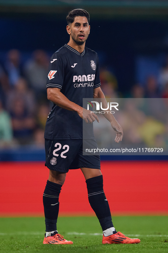 Ayoze of Villarreal CF looks on during the LaLiga EA Sports match between Villarreal CF and Deportivo Alaves at Estadio de la Ceramica in Vi...