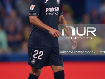 Ayoze of Villarreal CF looks on during the LaLiga EA Sports match between Villarreal CF and Deportivo Alaves at Estadio de la Ceramica in Vi...