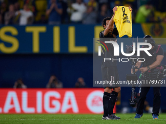 Dani Parejo of Villarreal CF shows a t-shirt supporting the victims of Valencia floodings after scoring the team's second goal during the La...