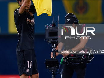 Dani Parejo of Villarreal CF shows a t-shirt supporting the victims of Valencia floodings after scoring the team's second goal during the La...