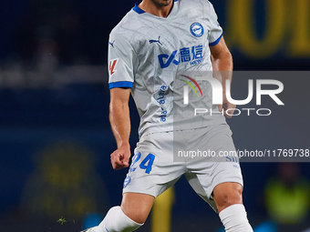 Joan Jordan of Deportivo Alaves plays during the LaLiga EA Sports match between Villarreal CF and Deportivo Alaves at Estadio de la Ceramica...