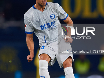 Joan Jordan of Deportivo Alaves plays during the LaLiga EA Sports match between Villarreal CF and Deportivo Alaves at Estadio de la Ceramica...