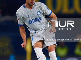 Joan Jordan of Deportivo Alaves plays during the LaLiga EA Sports match between Villarreal CF and Deportivo Alaves at Estadio de la Ceramica...