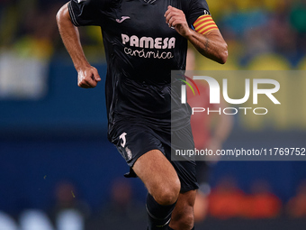 Raul Albiol of Villarreal CF is in action during the LaLiga EA Sports match between Villarreal CF and Deportivo Alaves at Estadio de la Cera...