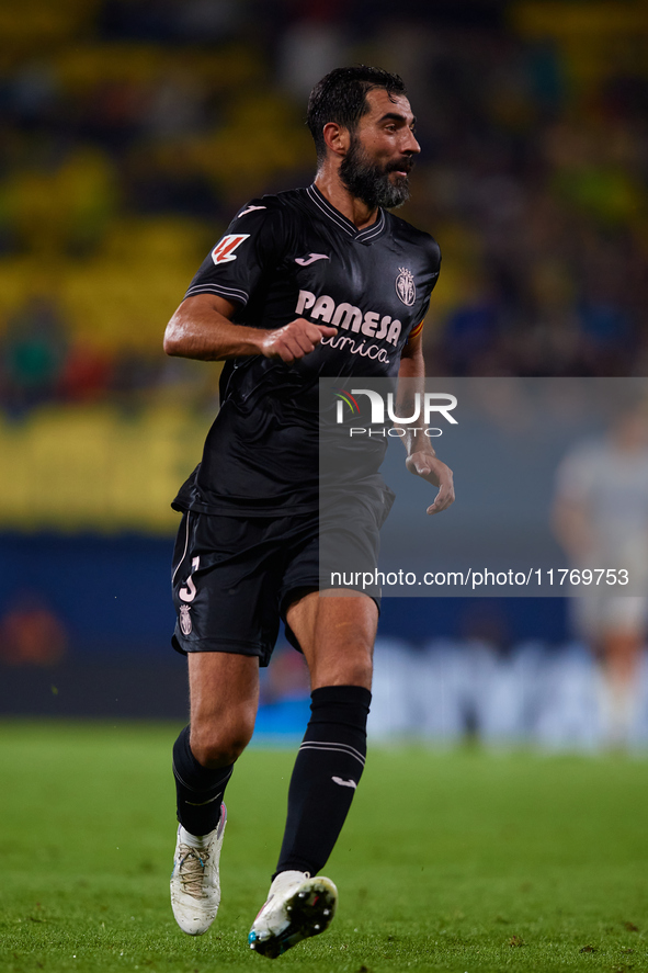 Raul Albiol of Villarreal CF is in action during the LaLiga EA Sports match between Villarreal CF and Deportivo Alaves at Estadio de la Cera...