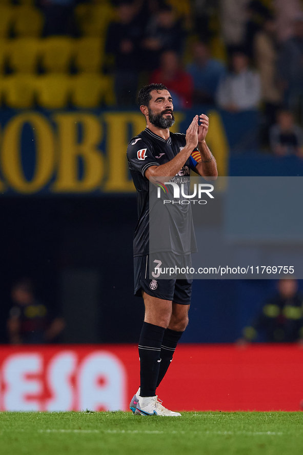 Raul Albiol of Villarreal CF applauds the crowd following the LaLiga EA Sports match between Villarreal CF and Deportivo Alaves at Estadio d...