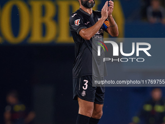 Raul Albiol of Villarreal CF applauds the crowd following the LaLiga EA Sports match between Villarreal CF and Deportivo Alaves at Estadio d...