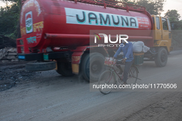 People suffer on the street due to massive dust in the air in the Shyampur area, in Dhaka, Bangladesh, on November 12, 2024. Dhaka, the over...