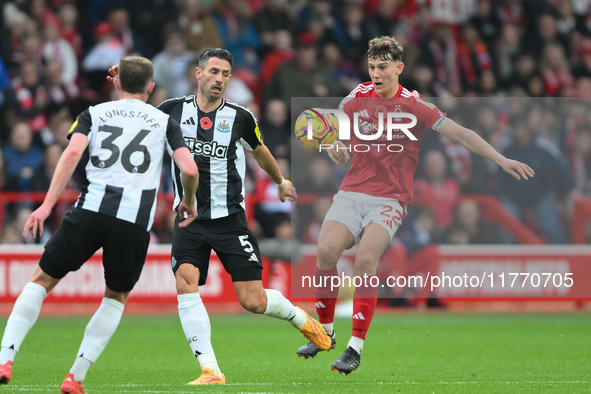 Ryan Yates of Nottingham Forest puts pressure on Fabian Sch?r of Newcastle United during the Premier League match between Nottingham Forest...