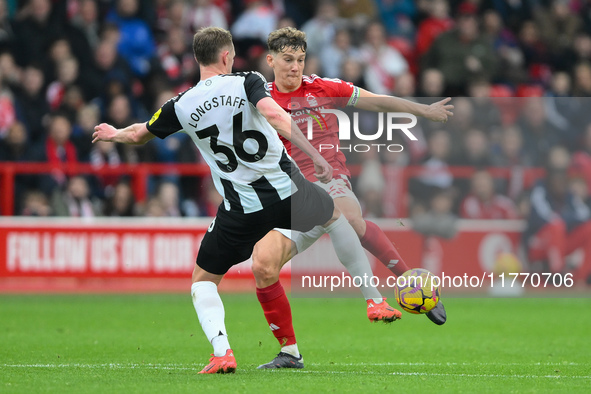 Ryan Yates of Nottingham Forest battles with Sean Longstaff of Newcastle United during the Premier League match between Nottingham Forest an...