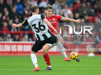 Ryan Yates of Nottingham Forest battles with Sean Longstaff of Newcastle United during the Premier League match between Nottingham Forest an...