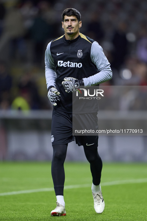 Vladan Kovacevic of Sporting CP warms up before the Liga Portugal Betclic match between SC Braga and Sporting CP at Estadio Municipal de Bra...